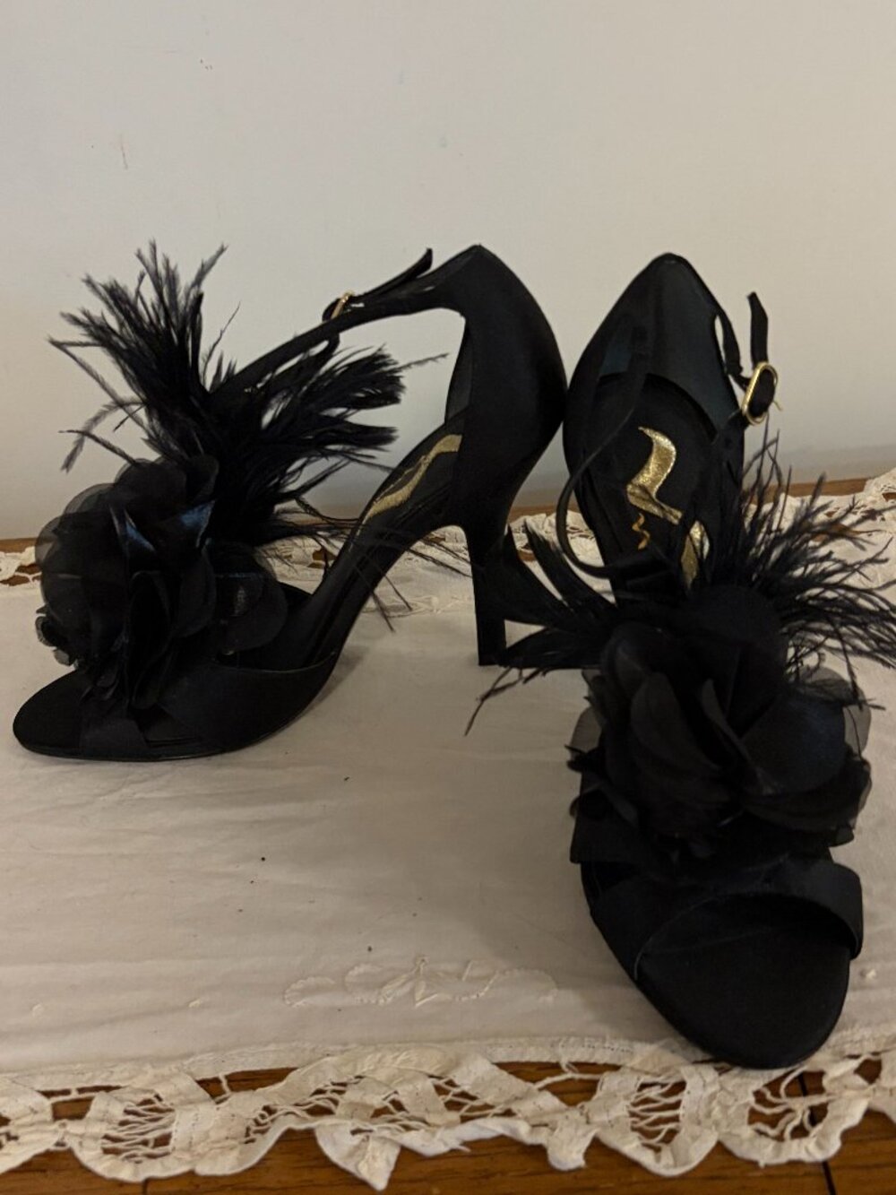 Nina Womens Size 7.5 Satin Feather Heels with 4" heels. Black